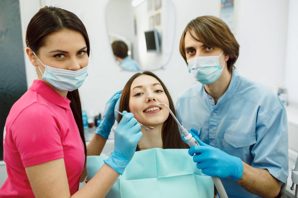 Klinikai fogászati higiénikus tanfolyamon is emberekkel dolgozhatsz
